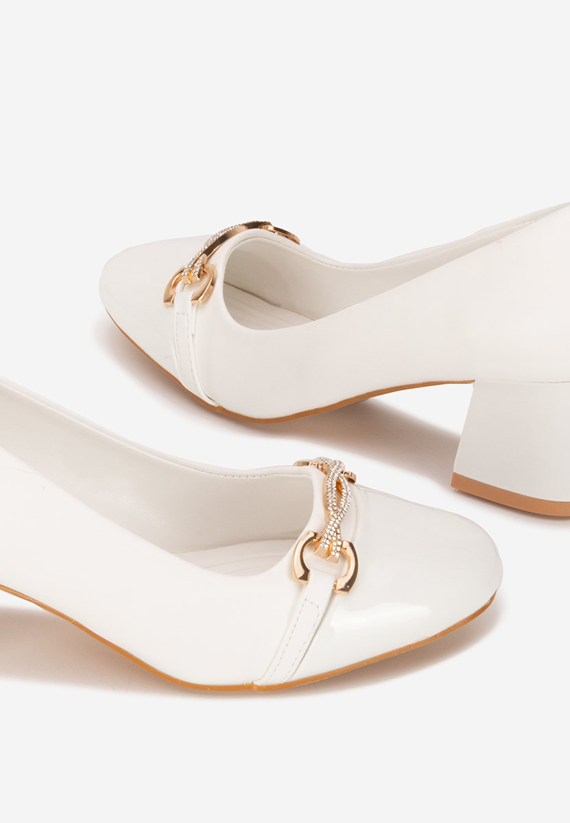 Białe czółenka na słupku Mirana