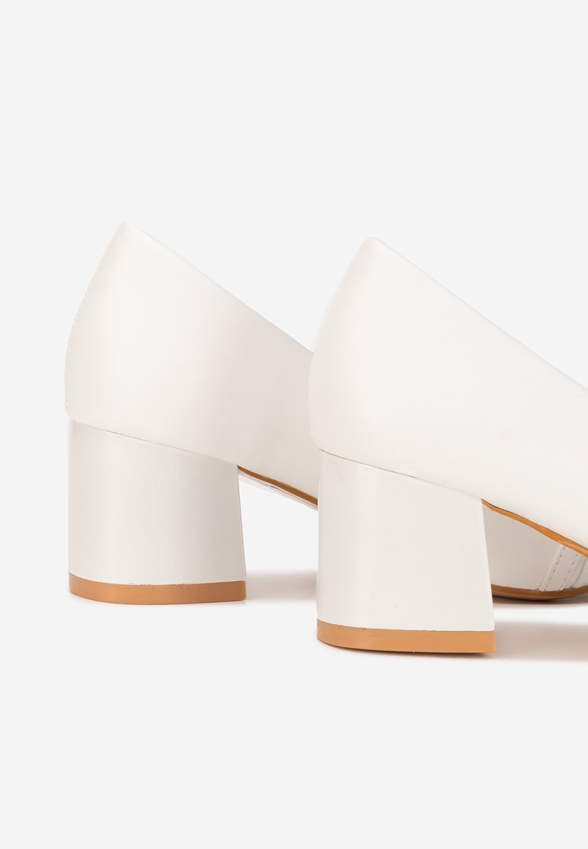 Białe czółenka na słupku Mirana