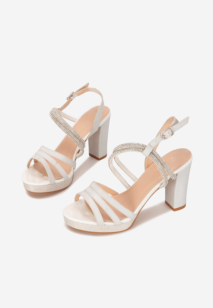 Białe eleganckie sandały Carlie