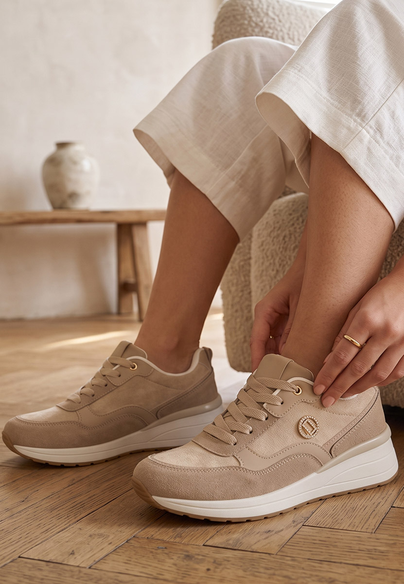Beżowe sneakersy na koturnie Sindya