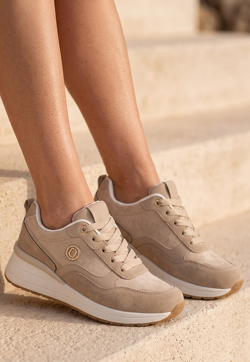 Beżowe sneakersy na koturnie Sindya