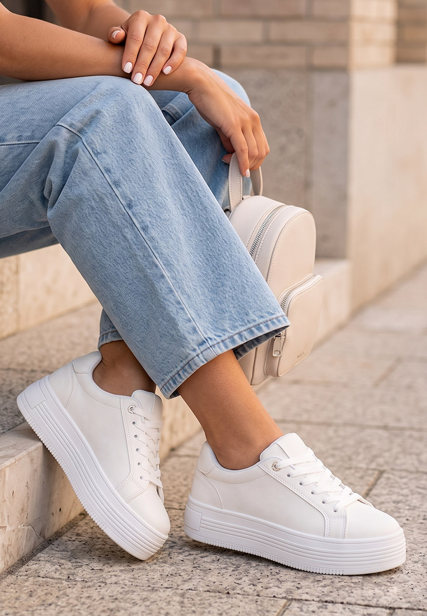Białe sneakersy na platformie Sidoneya