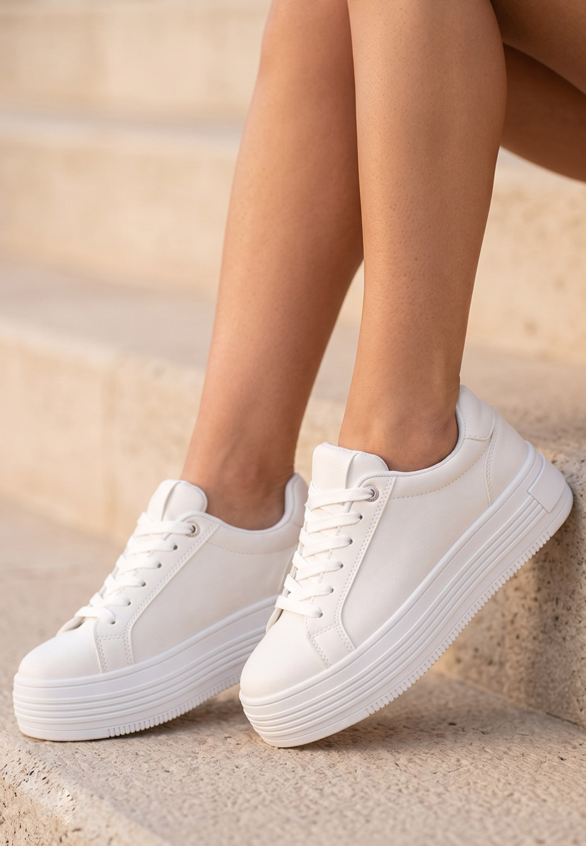 Białe sneakersy na platformie Sidoneya